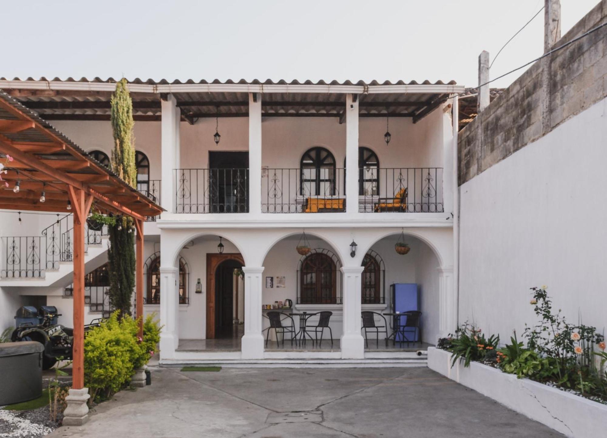 Blue Moon Hostel Antigua Exterior photo