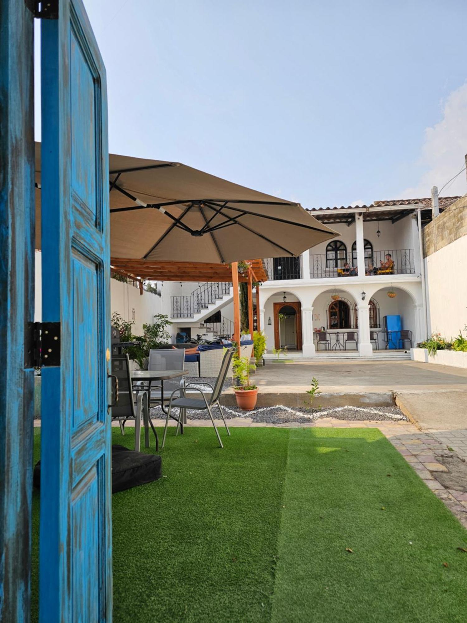 Blue Moon Hostel Antigua Exterior photo